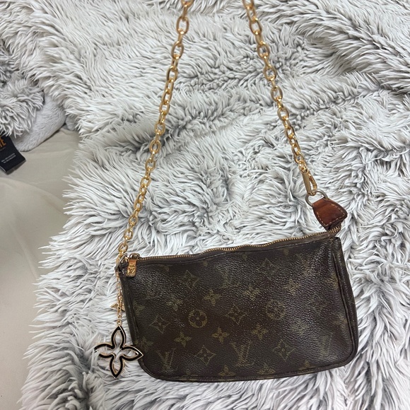 Louis Vuitton Handbags - Louis Vuitton Pochette Accessoire leather handbag